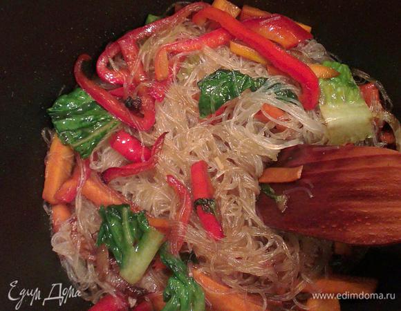 В казане накалить масло, положить все овощи. пожарить минуты 3-5, добавить лапшу, перемешать.