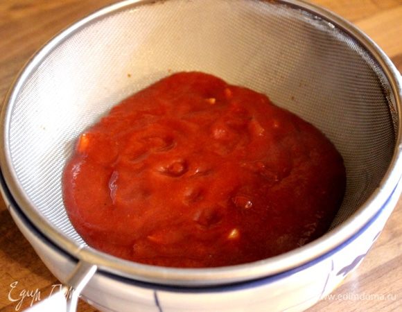 Перец и имбирь уберите из сковороды. Пюре еще раз перетрите через сито (лучше через мелкое) и опять верните в кастрюлю или сковороду.