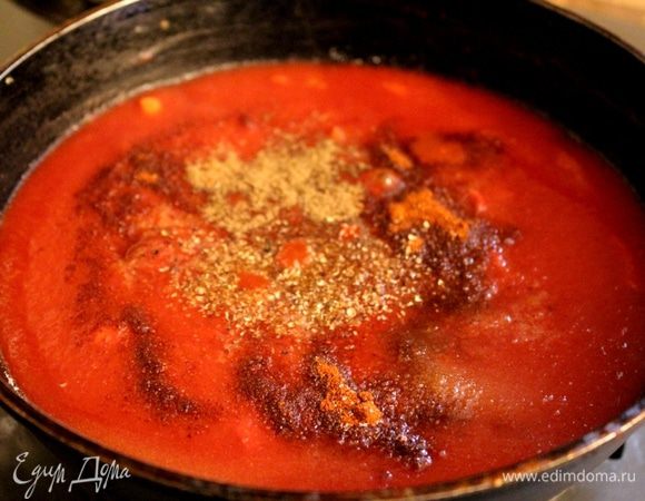 Добавьте в пюре все оставшиеся специи, сахар, соль и уксус. Проварите 5 минут и обязательно попробуйте и, если есть необходимость, отрегулируйте количество специй по вкусу. Если соус слишком жидкий, то его можно уварить в течение 5 минут, увеличив огонь до максимума. Помните, что после остывания кетчуп немного загустеет.