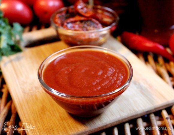 Разлейте кетчуп по бутылкам или банкам (я использую бутылки объемом 0,33 л), закройте крышками и переверните. Храните при комнатной температуре. Приятного аппетита!