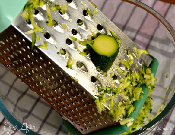 Кастрюлю с водой для пасты поставить на огонь. Как только закипит, щедро посолить... А пока начнем с приготовления соуса песто с кабачками. Для этого вымыть кабачки и натереть на терке. 