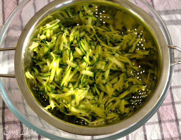 Положить натертый кабачок в дуршлаг, посолить и дать стечь лишней жидкости.