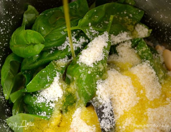 и тертый пармезан. 