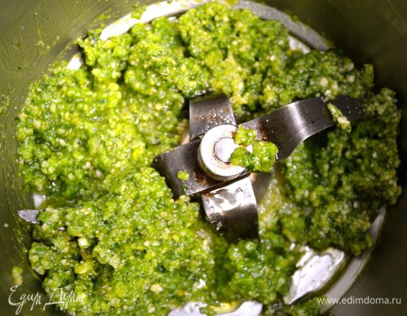 Включить миксер и измельчить все для песто, добавив по вкусу соль и оливковое масло...