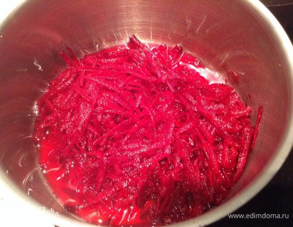 Свеклу натереть на крупной терке и припустить с уксусом (т.к.варить очень долго, то я пошла по простому пути).