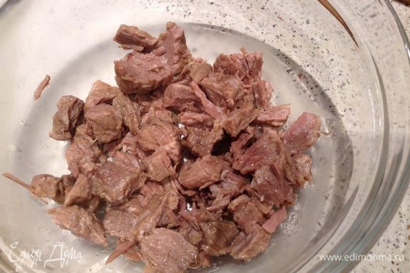 Мясо порезать на мелкие кусочки.