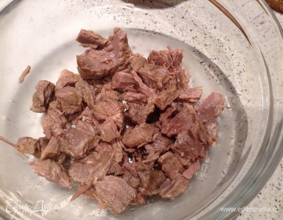Мясо порезать на мелкие кусочки.