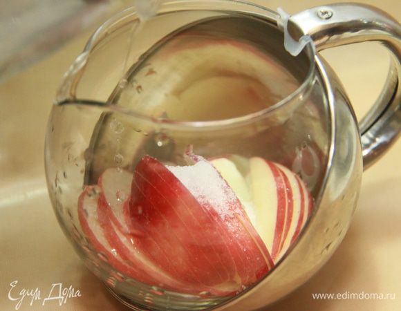 Заварочный чайник обдать кипятком, положить дольки яблока, засыпать сахаром, положить мяту. 