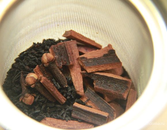 В сито положить чай, гвоздику, корицу (кусочки), положить чай в сите в чайник. Залить кипятком и настаивать 10 минут.