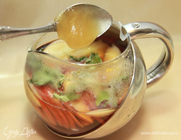  Добавить ложку мёда, настаивать ещё 5 минут. 