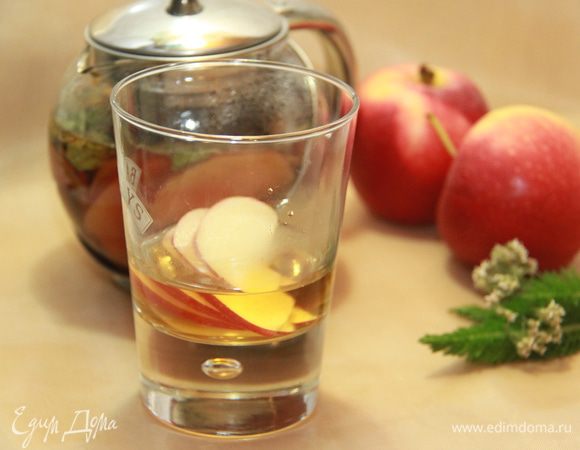 В стеклянные бокалы для глинтвейна положить по 3 ломтика яблока, налить по 50 мл горячего яблочного сока, долить настоявшимся пряным чаем. 