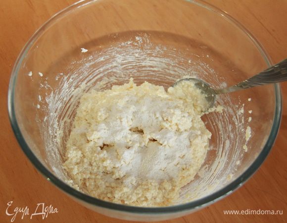 Добавить пшеничную муку. Тесто вымесить. 