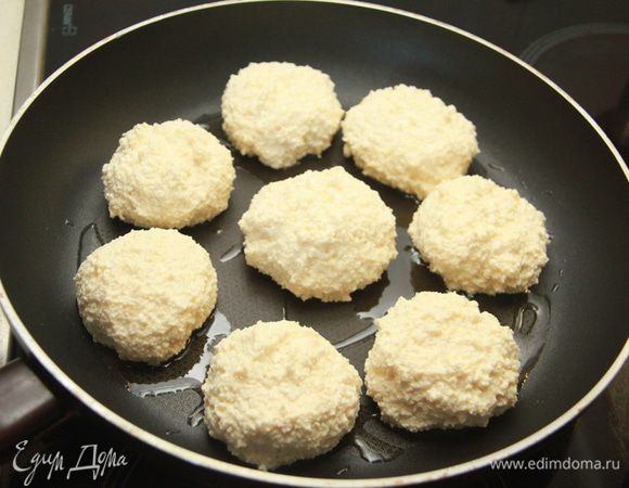 Сформировать шары. У меня получилось 8 штук. Выложить сырники на разогретую сковороду и обжарить в масле по 3 минуты с каждой стороны. Накрыть крышкой и оставить прогреться ещё минут 5. 