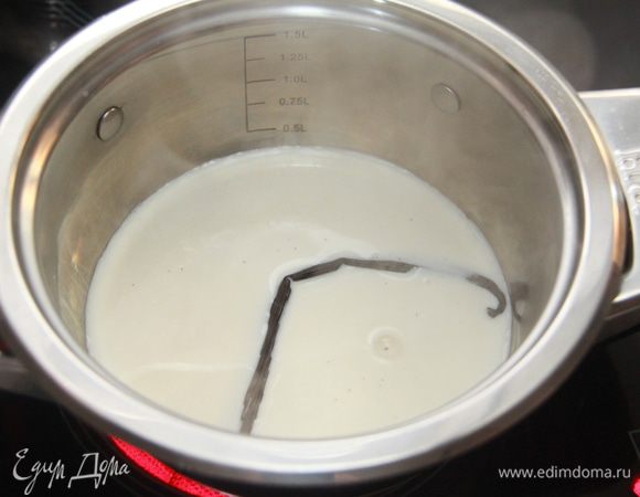 Параллельно готовим соус: вскипятить молоко, добавить стручок ванили, сливки, сахар. Настаивать 5-7 минут. Ваниль убрать. 