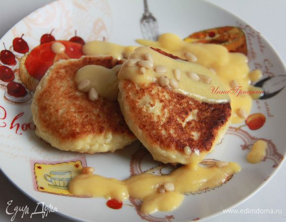 Сырники подавать тёплыми с ванильным соусом и горстью кедровых орешков. Приятного аппетита!