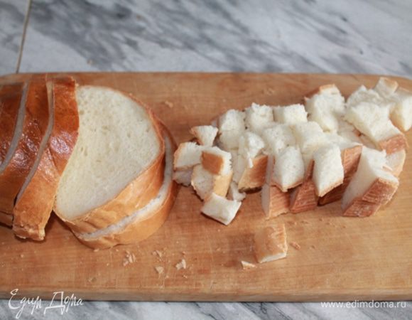 Хлеб порезать кубиками, сделать в духовке сухарики.