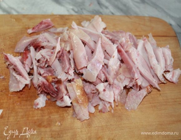 Курицу порезать соломкой.