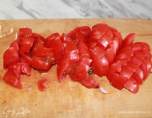 Помидоры порезать кубиками.