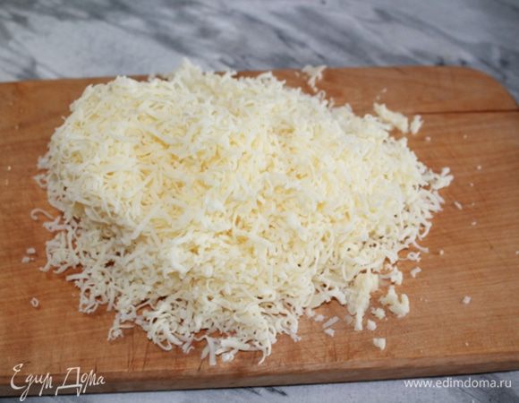 Сыр натереть на мелкой терке.