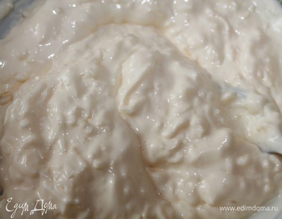 В чесночно-майонезную массу добавить сыр.