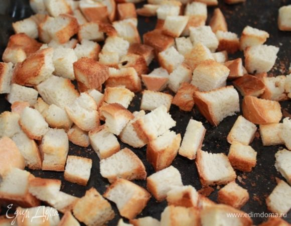 Готовые сухарики остудить.