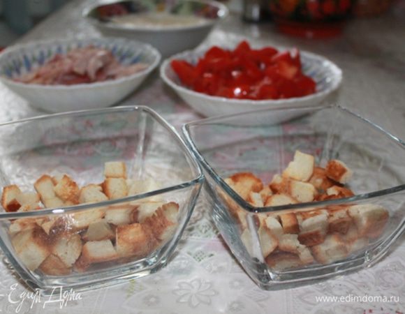 Выкладывать слоями: сначала сухарики.