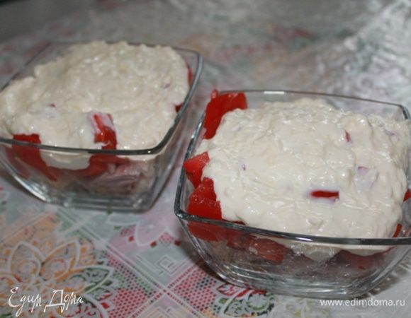 Сверху соус.