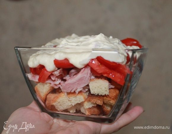 Готовый салат! 
Лучше подавать и есть сразу, пока томатный сок не пропитал сухарики и они не потеряли своего хруста! Приятного аппетита!