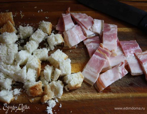 Нарезаем лук полукольцами, смешиваем с салатным миксом в глубоком салатнике. 
Разогреваем сковороду и нарезаем небольшими кусочками бекон и хлеб. На сухой сковороде обжариваем бекон,не сильно,так чтобы он начал выделять жир. Бекон снимаем и на этой же сковороде обжариваем кусочки хлеба до золотистости.