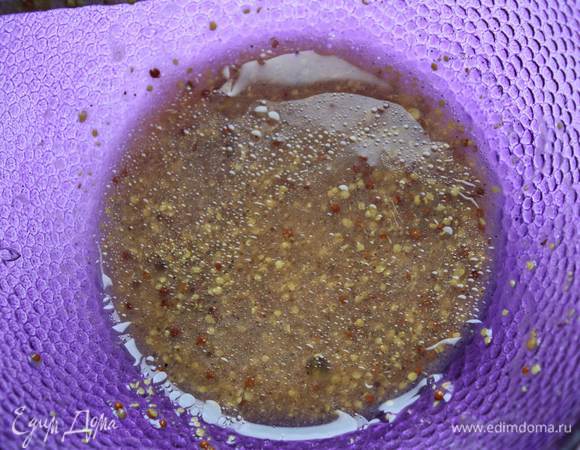 Тем временем готовим заправку. Смешиваем все ингредиенты,солим,перчим.