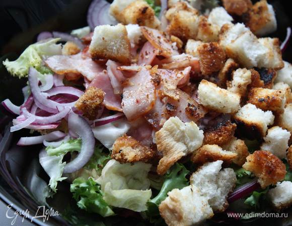  К салатным листьям добавляем бекон и хлеб,заправляем и выкладываем на тарелку. сверху кладем яйцо, одно или два. Мой муж ест по два)