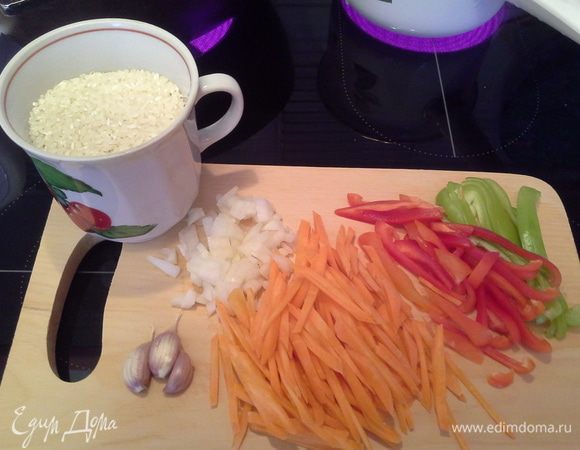 Подготавливаем овощи: моем, чистим.
Режем соломкой морковь, перец. Лук режем мелким кубиком.
Чеснок не очищаем, но хорошо промываем.
Рис промываем водой.
