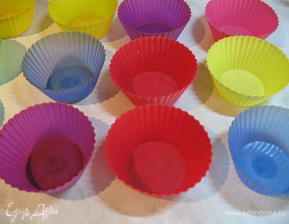 Включаем чайник.  Формочки смазать маслом если надо.  Включаем духовку, нам нужна температура 200 градусов. 