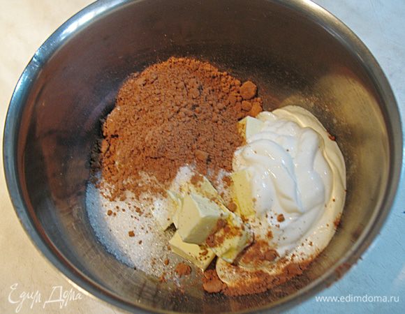 Начнем с крема. Сливочное масло, сахар, какао и сметану  кладем в кастрюльку и ставим на медленный огонь. Периодически помешивая доводим массу до однородного состояния. 