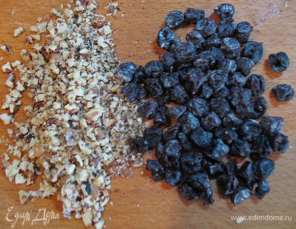 Пока шоколадный крем на огне, измельчаем орехи. Берем вишню. 