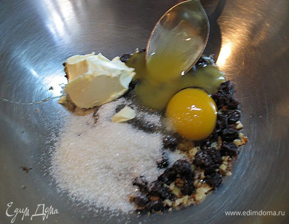 В миску кладем орехи, вишню, яйцо, сахар, мед, мягкое сливочное масло. Все хорошо перемешиваем. 