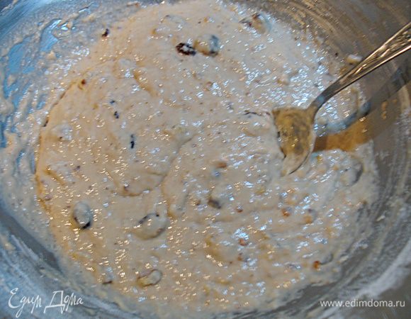 Муку с разрыхлителем добавляем к массе и перемешиваем. 