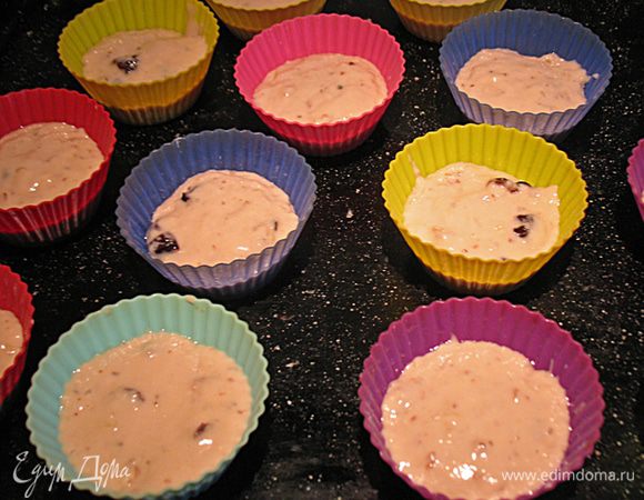 Заполняем формочки на 2/3 и ставим в разогретую до 200 градусов духовку на 15 минут.