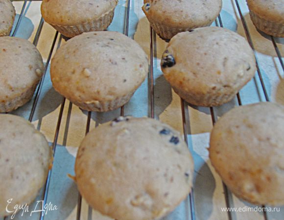  Вынимаем из формочек даем остыть на решетке. У меня остывали 5 минут. 