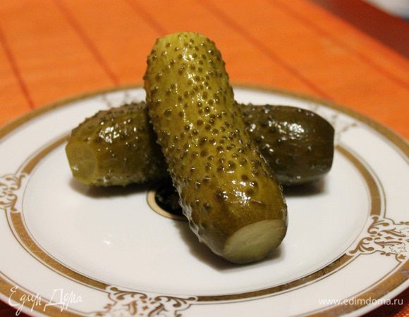 Затем при помощи половника налить горячий рассол в банку. Дать полностью остыть, закрыть капроновой крышкой и убрать в холодильник. На следующий день можно снимать пробу. Приятного аппетита!