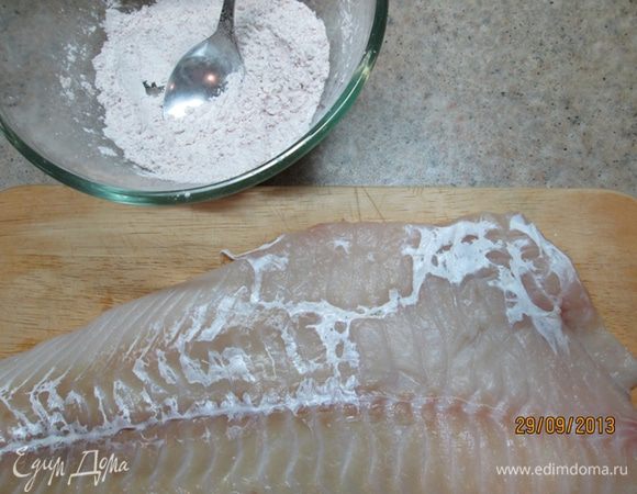 Филе вымыть, обсушить и нарезать небольшими узкими кусочками. Перемешать муку с крахмалом и паприкой.