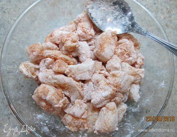 Обвалять рыбу в смеси муки, крахмала, паприки. Для соуса соединить соевый соус с горчицей и чесноком.