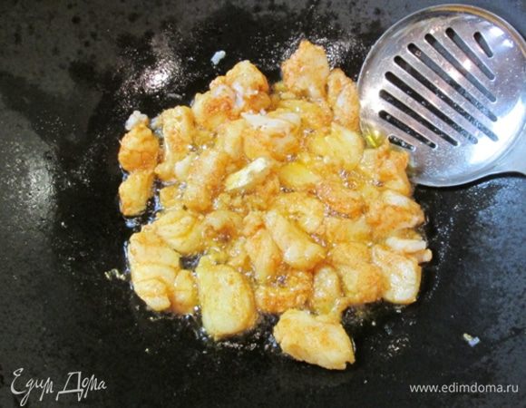 В сковороде разогреть масло, обжарить рыбу (минут 5).
Выложить на блюдо вместе с помидорами, сладким и острым перцем.
Подавать с соусом.
