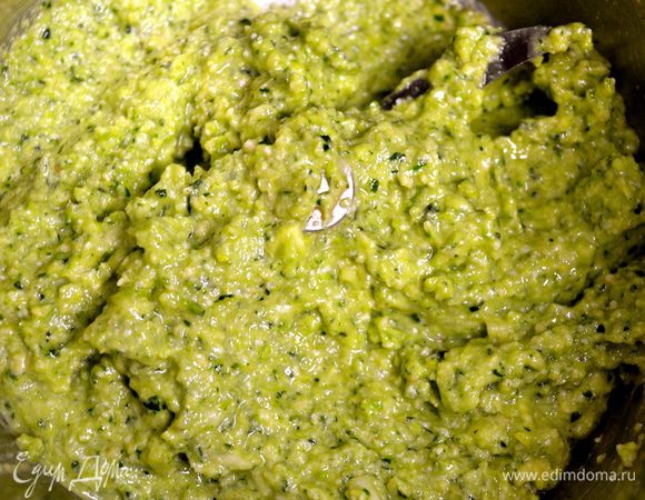 Если необходимо, добавьте еще оливкового масло. Песто должно получиться достаточно однородным, но не совершенно гладкой массой, а с крупинками...