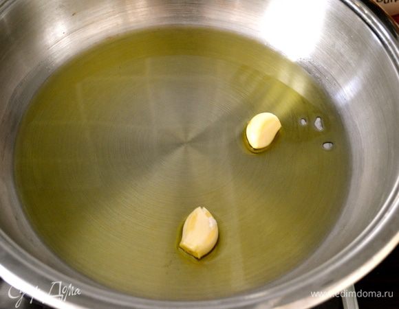 К этому времени вода для пасты должна уже закипеть. Положить в воду пасту (предварительно посолив воду) и варить да состояния аль-денте, минут 7. Теперь займемся приготовлением креветок. В сковороде с антипригарным покрытием разогреть оливковое масло. Положить два зубчика чеснока, дать ему подрумяниться.
