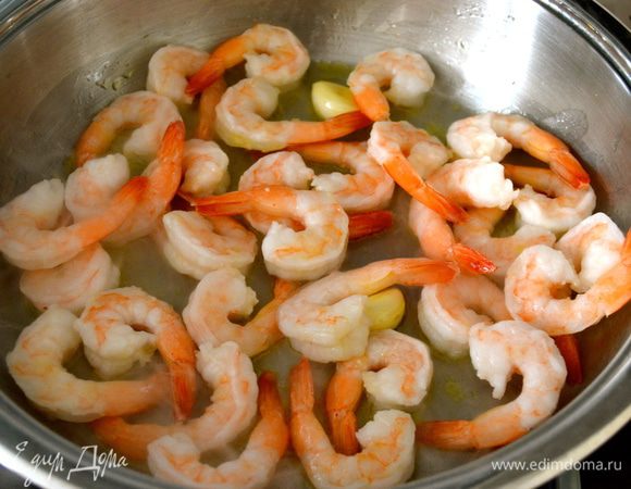 Выложить в сковороду креветки и дать им подрумяниться со всех сторон несколько минут.  