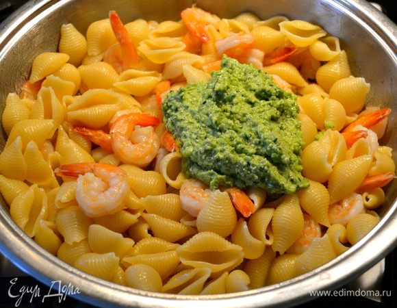 Отставить сковороду с пастой с огня и добавить соус песто. Как следует перемешать. 