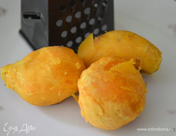 Картофель запечь ,можно предварительно. Или используем СВЧ.
Очистить от кожуры.
Разогреть духовку до 200 гр.