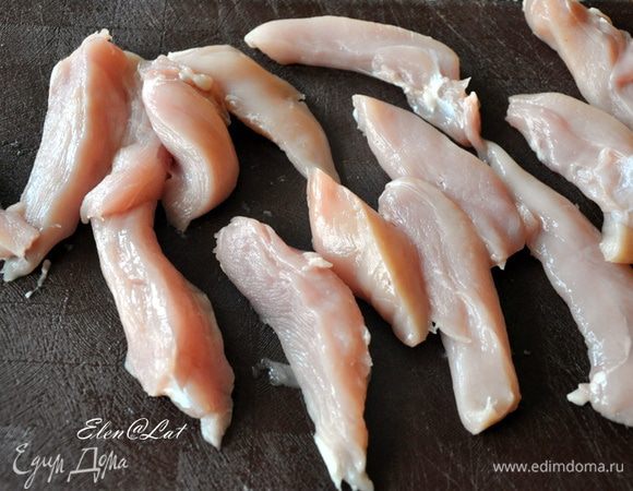 Каждое куриное филе режем на 4-5 длинных кусочков.