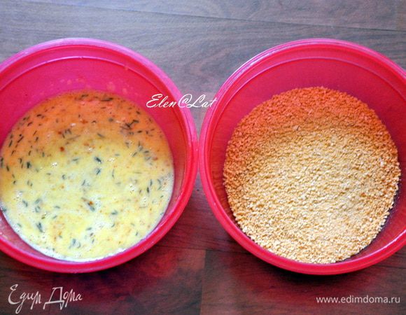В мисочку насыпать панировочные сухари. Яйца слегка взбить вилкой, добавить соль, перец и тимьян.